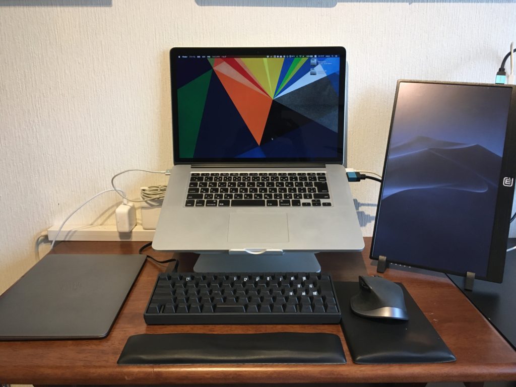 MacBook15" モバイルモニターなどが置かれた最初の状態の画像