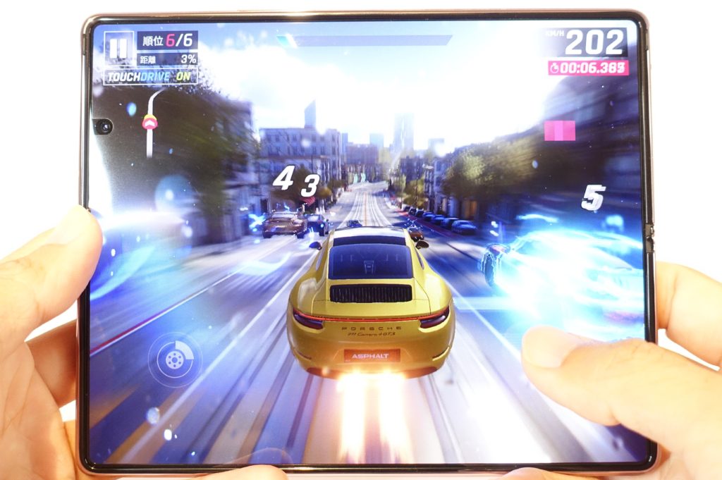 Galaxy Z Fold2 5G 大画面で動画やゲームを楽しむ！